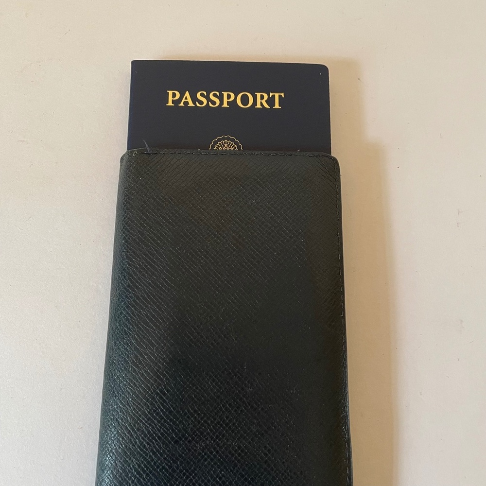 Louis Vuitton Taiga Leather Bifold Wallet/Passport Holder Unisex - Picture 4 of 15